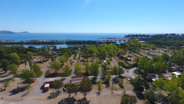 Vue du ciel : un écrin de nature au bord de la mer