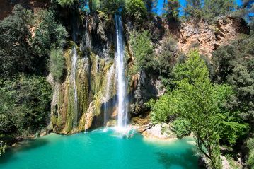 Sillans la cascade et son village