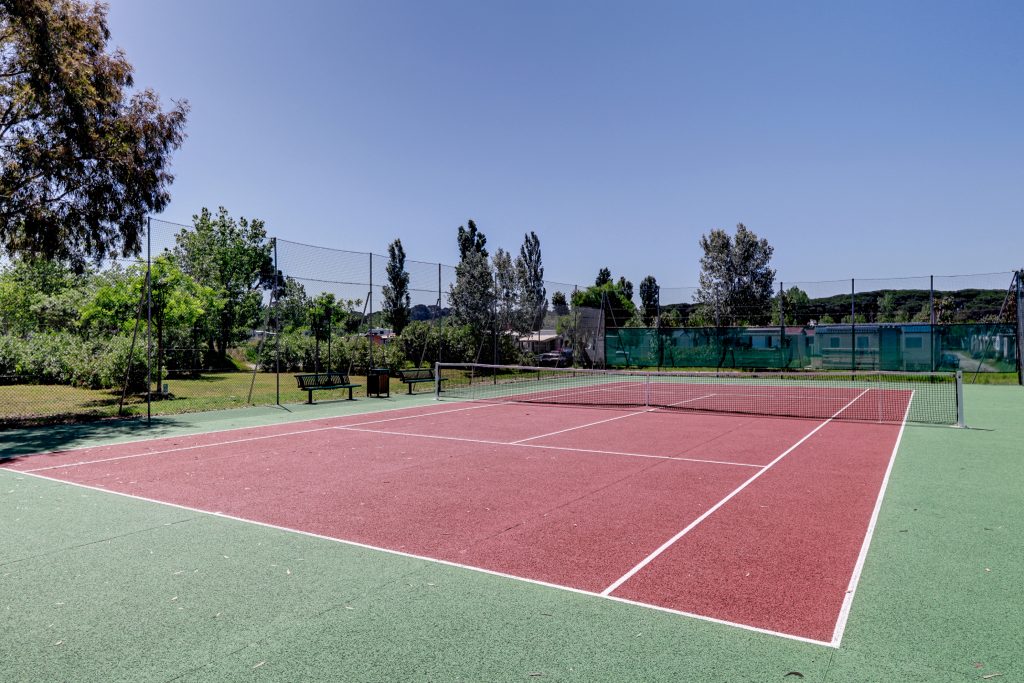 Même pendant les vacances, vous aurez la possibilité de travailler votre coup droit lifté ou votre service ! Le Camping de Saint-Aygulf a inauguré en 2018 son tout nouveau terrain de tennis.