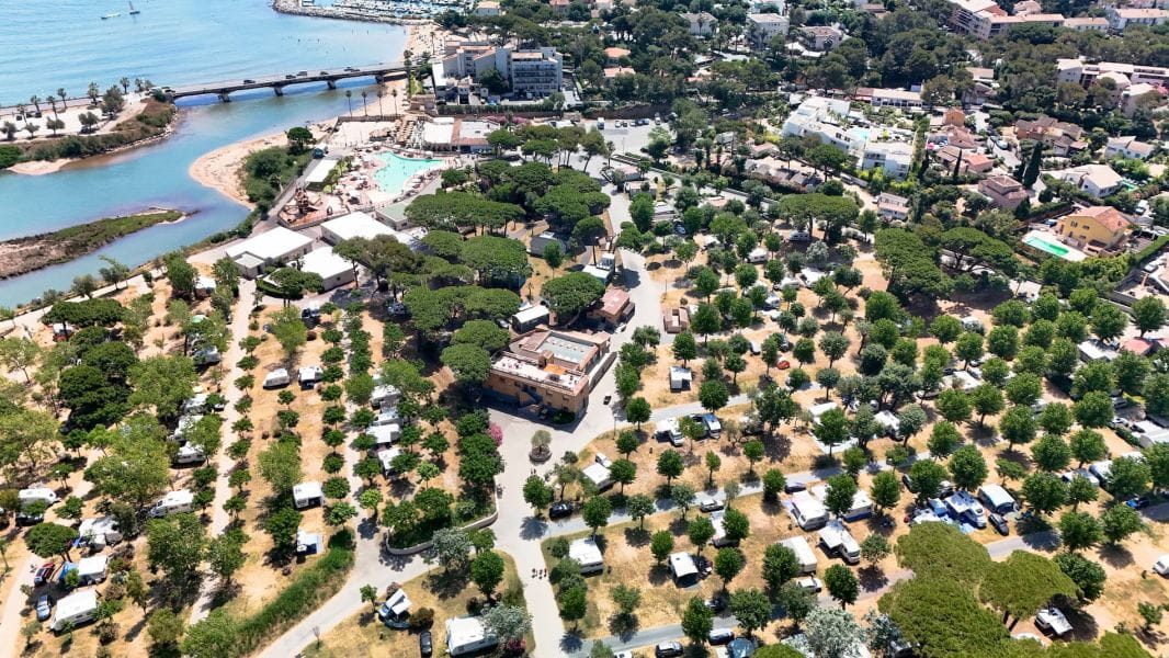 vue arienne des emplacements et du camping