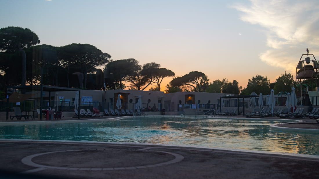 AOÛT AU CAMPING SAINT‑AYGULF PLAGE : LES VACANCES SE PROLONGENT À LA NUIT TOMBÉE