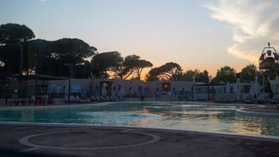 Image AOÛT AU CAMPING SAINT‑AYGULF PLAGE : LES VACANCES SE PROLONGENT À LA NUIT TOMBÉE
