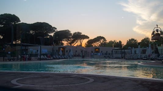 image AOÛT AU CAMPING SAINT‑AYGULF PLAGE : LES VACANCES SE PROLONGENT À LA NUIT TOMBÉE