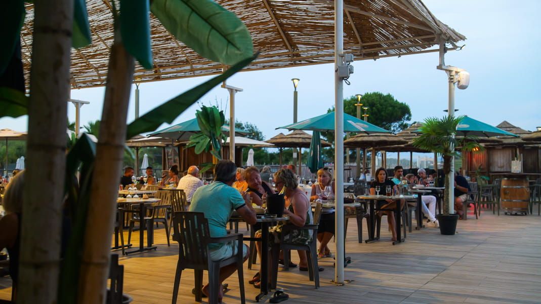 AOÛT AU CAMPING SAINT‑AYGULF PLAGE : LES VACANCES SE PROLONGENT À LA NUIT TOMBÉE